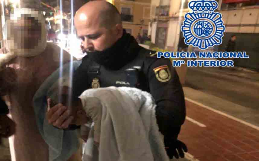 Polizia di Valencia salva neonato da arresto cardiaco con rcp